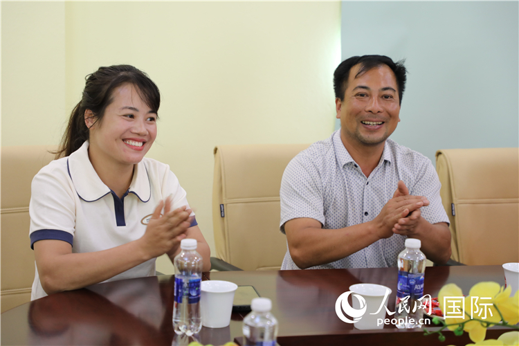 越南沙巴市黃連寄宿制民族小學老師阮氏秋姮、阮文享。人民網(wǎng)記者簡承淵攝