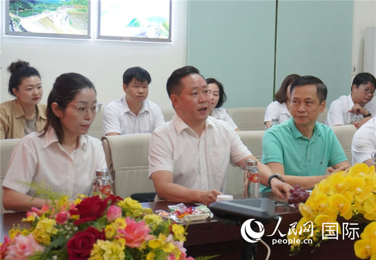 越中電力公司董事長李志雄（前排左二）介紹越南電力情況。葛沙莎攝