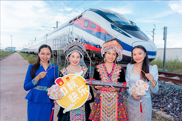 中老鐵路兩國(guó)員工一起參加中秋活動(dòng)。旺·洛拉勒攝