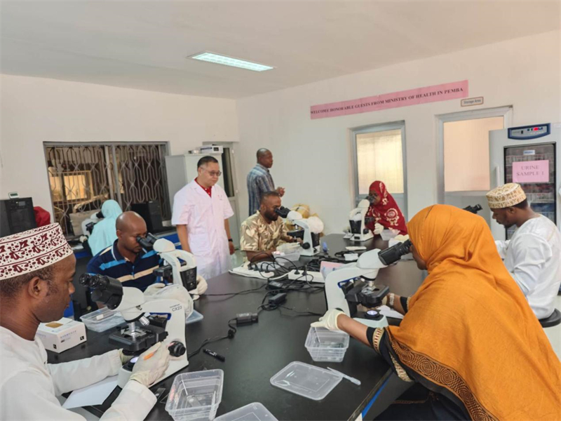 實(shí)驗(yàn)室操作培訓(xùn)現(xiàn)場。徐張懿攝。（專家組供圖）