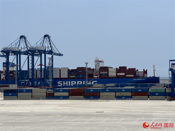 當(dāng)?shù)貢r間11月15日，秘魯錢凱港碼頭操作區(qū)現(xiàn)場。人民網(wǎng)記者 周雨攝