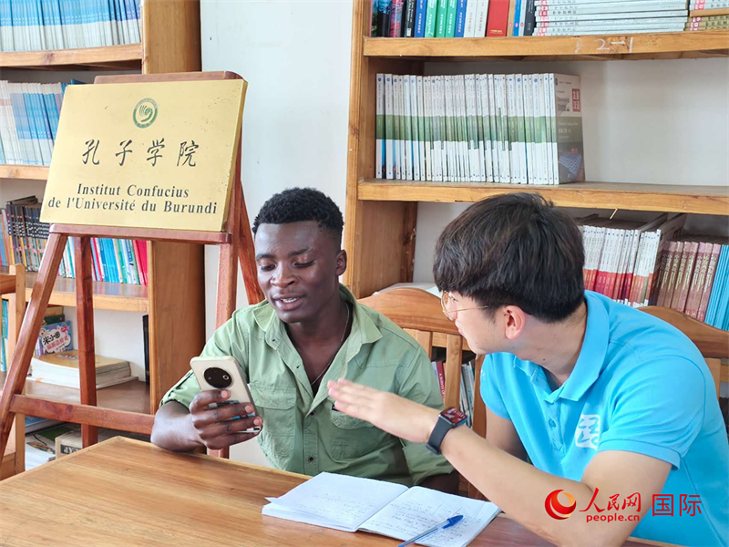 孔院教師在輔導(dǎo)學(xué)生。人民網(wǎng)記者 黃培昭攝