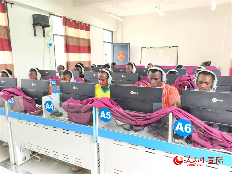 學(xué)生們正在上聽(tīng)力課。人民網(wǎng)記者 黃培昭攝