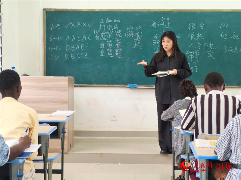 中國(guó)老師在給學(xué)生們講課。人民網(wǎng)記者 黃培昭攝