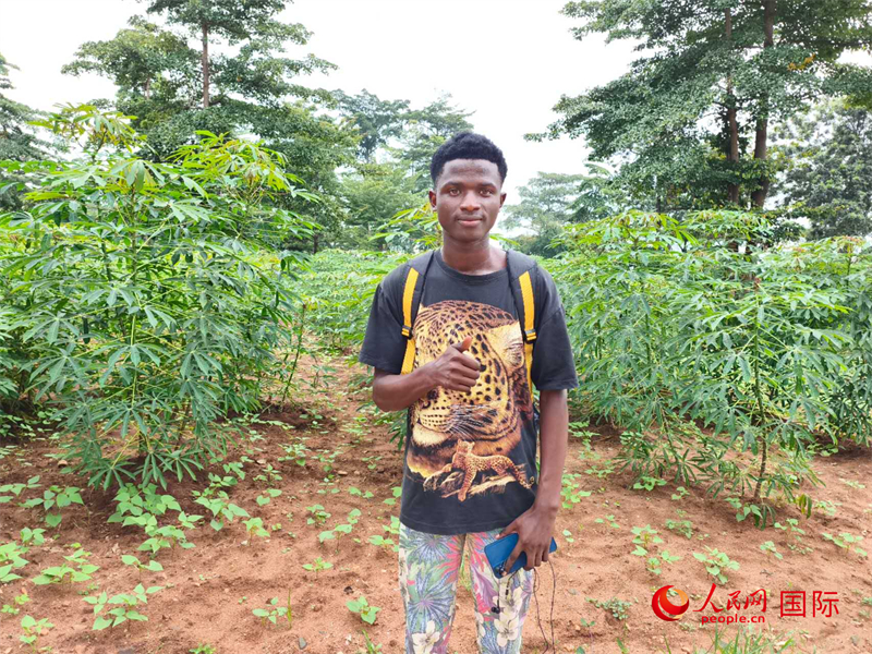 中文系的一位當(dāng)?shù)貙W(xué)生。 人民網(wǎng)記者 黃培昭攝