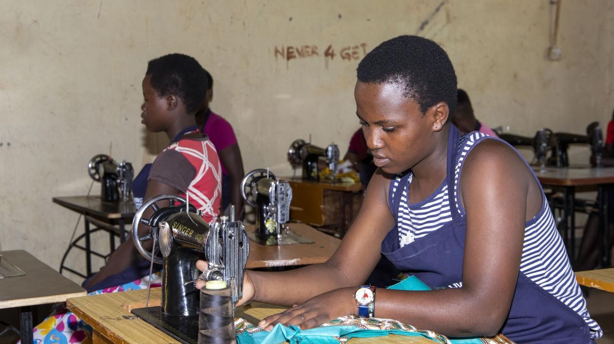 蕾切爾在接受縫紉技能培訓(xùn)。田雨攝