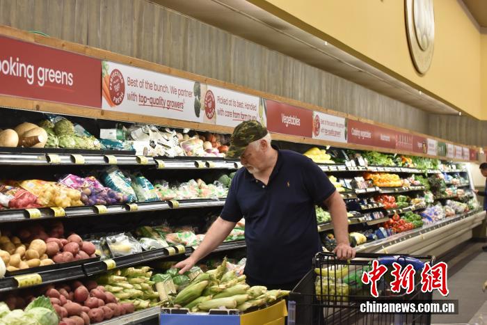 當(dāng)?shù)貢r(shí)間7月18日，美國密歇根大學(xué)公布報(bào)告顯示，7月美國消費(fèi)者信心指數(shù)升至61.8，為近5個(gè)月以來的最高值。圖為美國民眾在馬里蘭州羅克韋爾一超市購物。 <a target='_blank' href='/' _fcksavedurl='/'><p  align=