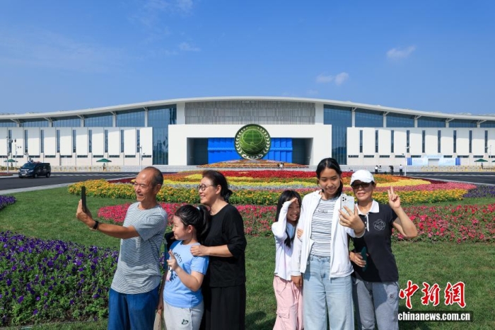 8月31日，天津，市民在2025年上海合作組織峰會主會場外自拍。當日，2025年上海合作組織峰會在天津舉行。<a target='_blank' href='/'><p  align=