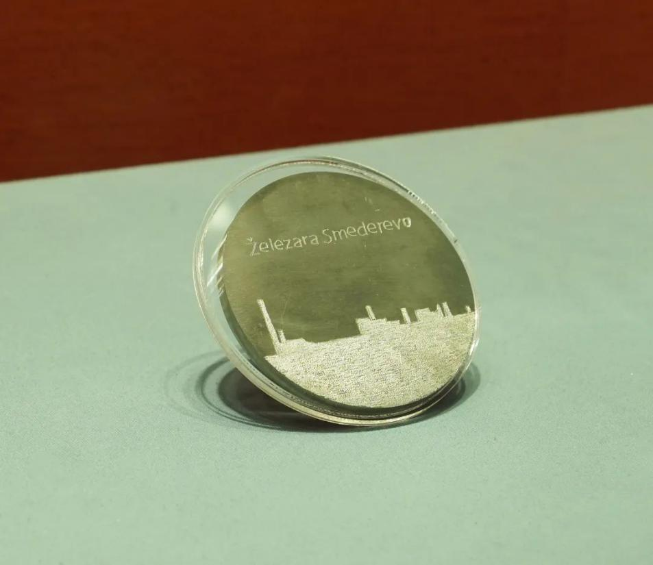 2016年6月，塞爾維亞斯梅戴雷沃鋼廠工人贈(zèng)送習(xí)近平主席的鋼板雕刻工廠剪影紀(jì)念牌。胡楊 攝