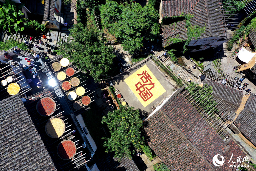 篁嶺曬秋大媽用農(nóng)作物曬出“活力中國”。人民網(wǎng)記者 時雨攝