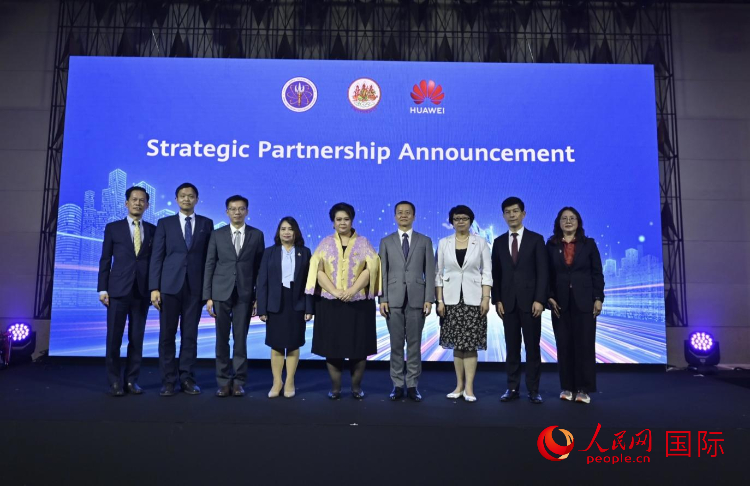 數(shù)字人才峰會現(xiàn)場。左五為泰國高等教育、科學(xué)、研究和創(chuàng)新部長素巴瑪·伊沙拉帕迪，右三中國駐泰國大使館教育參贊許蘭，右四為華為泰國技術(shù)有限公司總經(jīng)理李雄偉。人民網(wǎng)記者 簡承淵攝