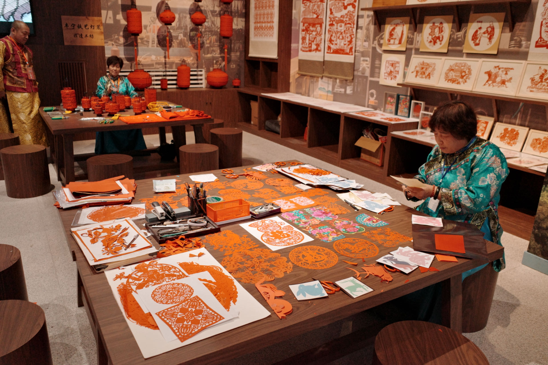 “氣象萬(wàn)千——中國(guó)非遺保護(hù)實(shí)踐主題展”上，非遺傳承人現(xiàn)場(chǎng)展示。人民網(wǎng)記者 劉微攝