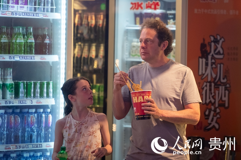 6月21日，貴陽青云市集內(nèi)，游客邊逛邊吃。人民網(wǎng)記者 翁奇羽攝