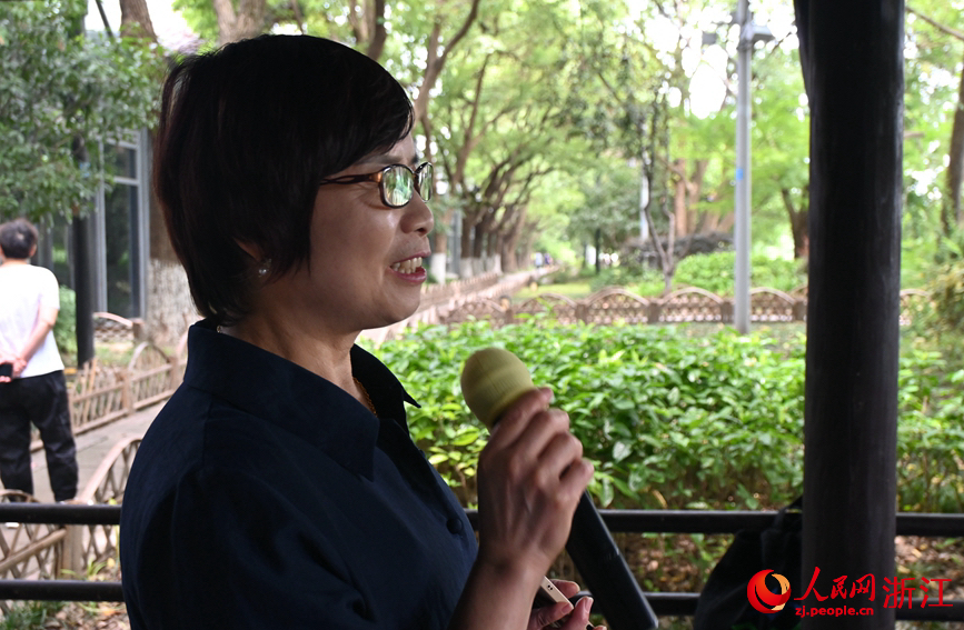 面向運(yùn)河，任國(guó)萍放聲歌唱。人民網(wǎng)記者 張麗瑋