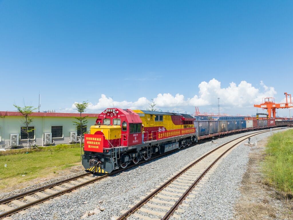 01 陸海新通道第20000列班車。陸海新通道運營公司供圖