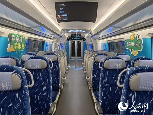 我國首列氫能源市域列車由位于吉林省的中車長客股份有限公司自主研制，該列車不燒油，不取電，可實現(xiàn)零碳排放。人民網(wǎng)記者 馬俊華攝