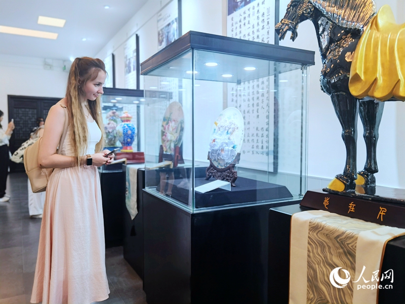 來自白俄羅斯的留學(xué)生喀秋莎駐足欣賞牡丹瓷。人民網(wǎng)記者 尚明楨攝