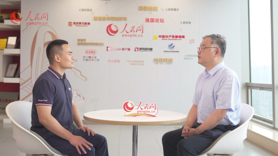 中共中央黨校（國家行政學(xué)院）國家治理教研部副主任李江濤（右）接受采訪。人民網(wǎng)記者 王紹紹攝