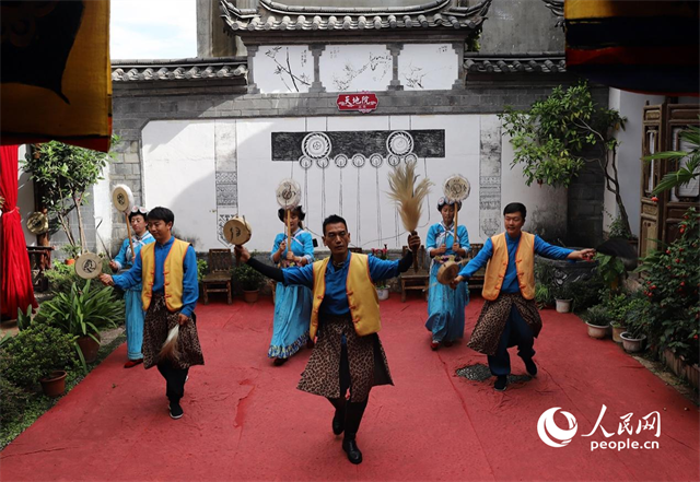云南麗江古城“天地院”的納西族演出。 人民網(wǎng)記者 程浩攝