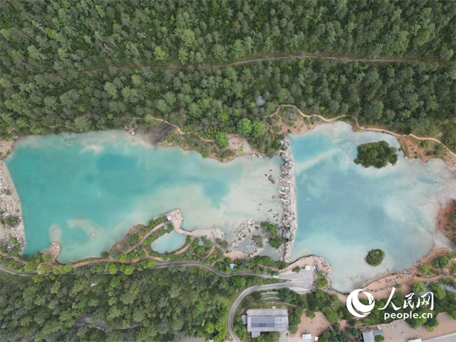 位于麗江市玉龍雪山東麓甲子村的藍月谷景區(qū)。 人民網(wǎng)記者 符皓攝