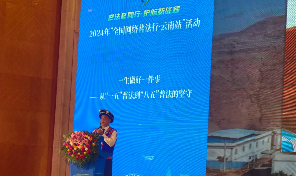 李學(xué)平分享普法的故事。人民網(wǎng)記者 孝金波攝