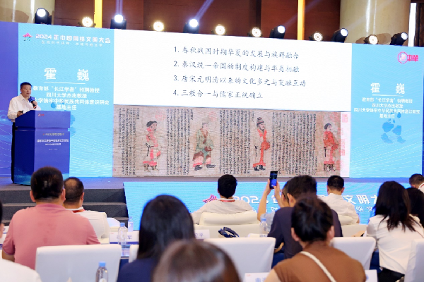 講好中華民族共同體故事，讓網(wǎng)絡(luò)“連心”更“聚心”