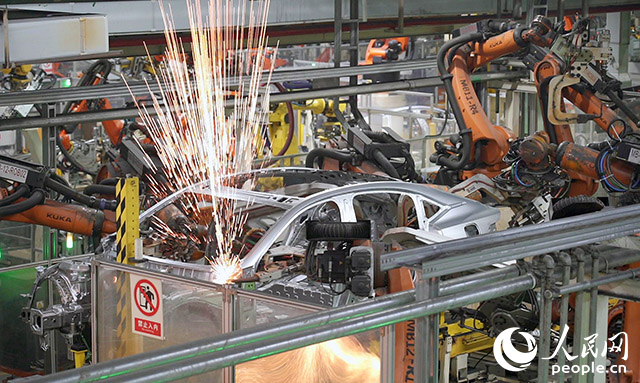 長(zhǎng)安汽車兩江工廠，機(jī)械臂正在工作。人民網(wǎng)記者 劉祎攝