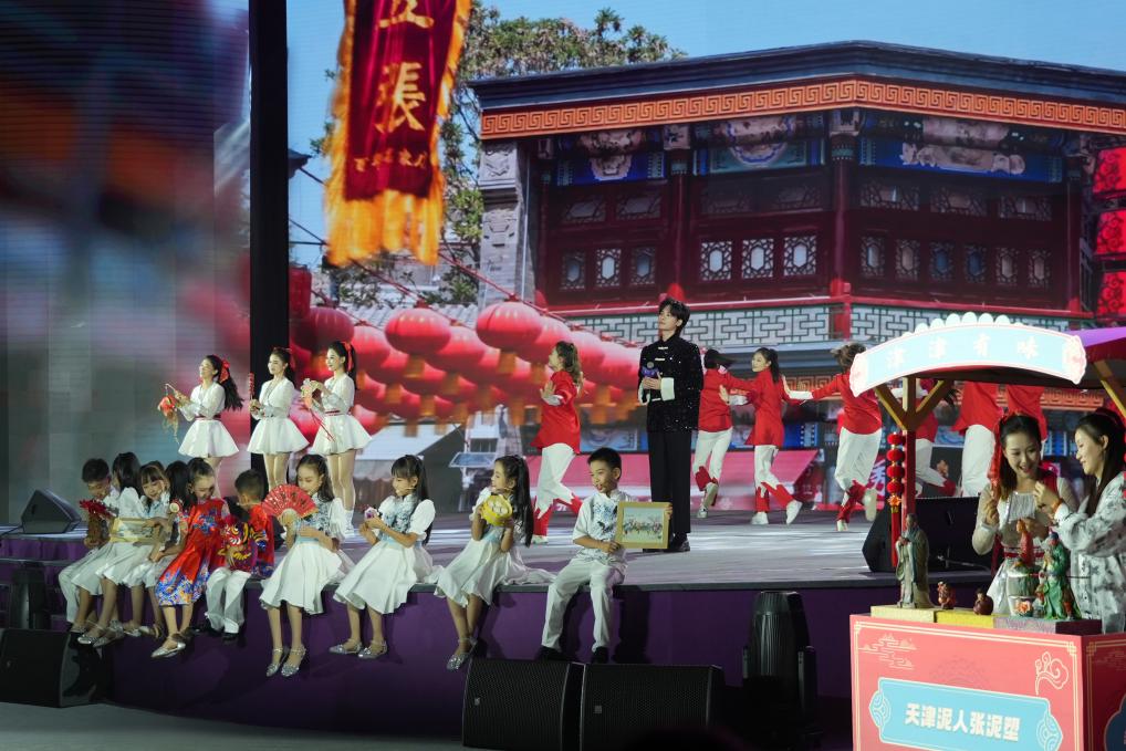 《津門謠》節(jié)目現(xiàn)場。人民網(wǎng)記者 于凱攝