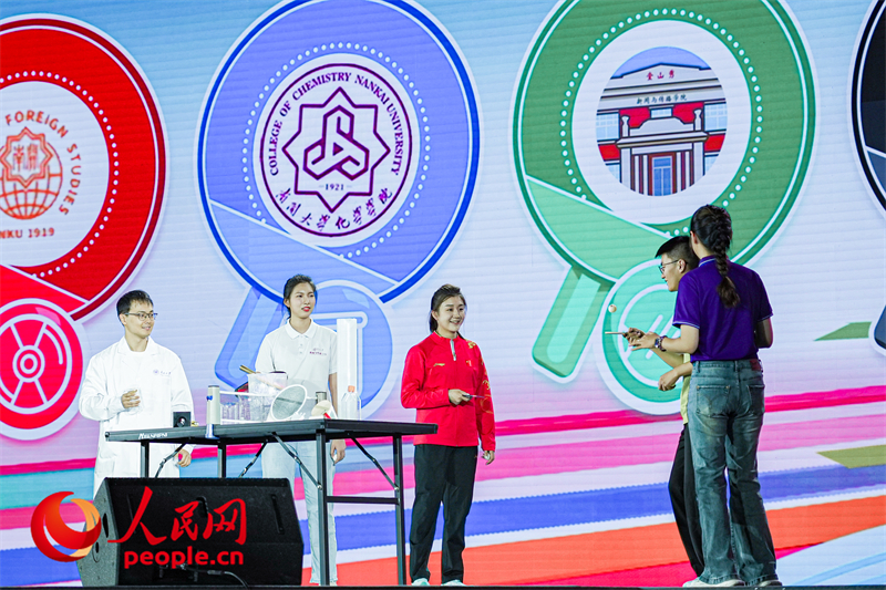 陳夢與南開學(xué)子互動。人民網(wǎng)記者 于凱攝