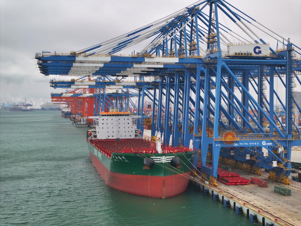 2月23日拍攝的廣西北部灣港欽州港區(qū)的碼頭堆場（無人機(jī)照片）。新華社記者 周華 攝