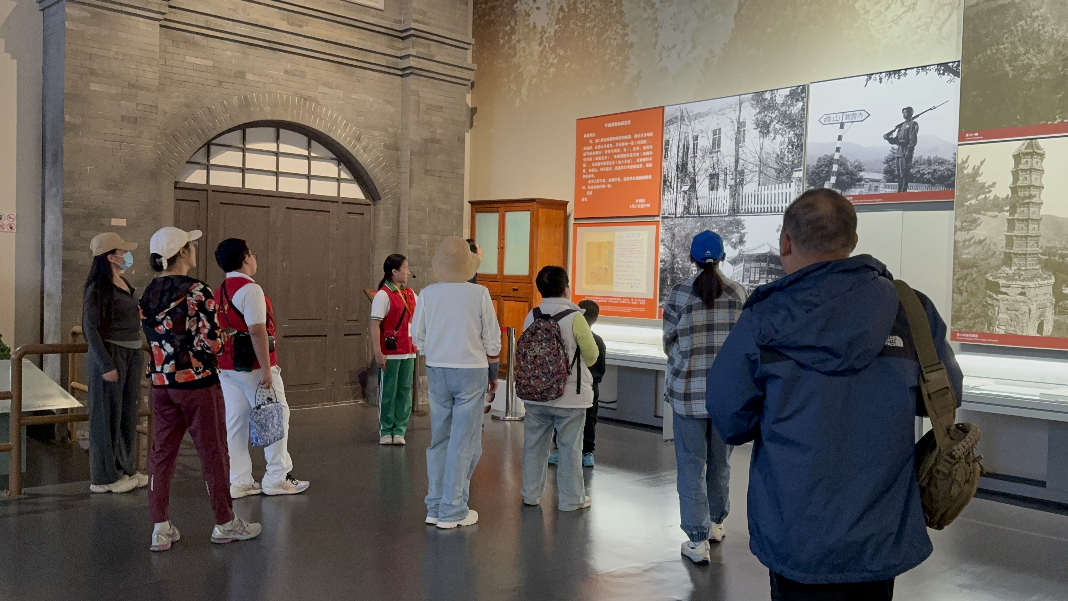 10月4日，北京香山革命紀(jì)念館內(nèi)，一名“紅領(lǐng)巾志愿者”正在為參觀者講解。人民網(wǎng)記者 劉微攝