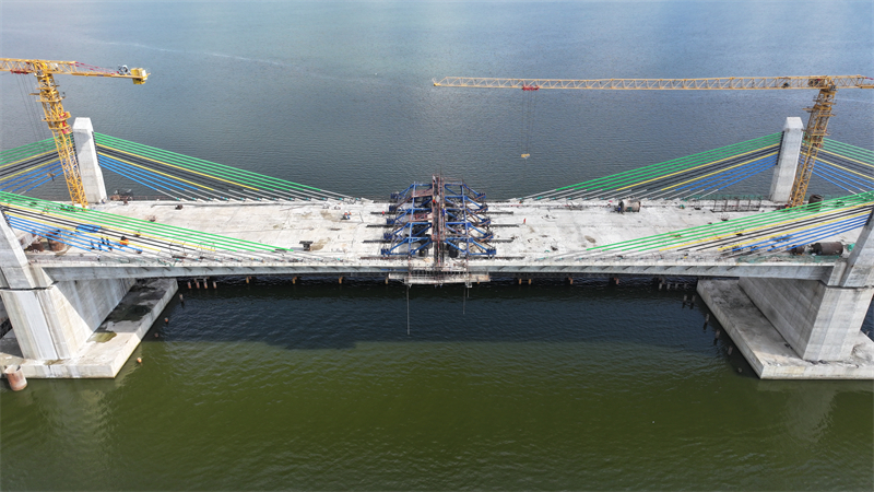 圖為馬古富力大橋合龍現(xiàn)場(chǎng)。中土東非公司供圖