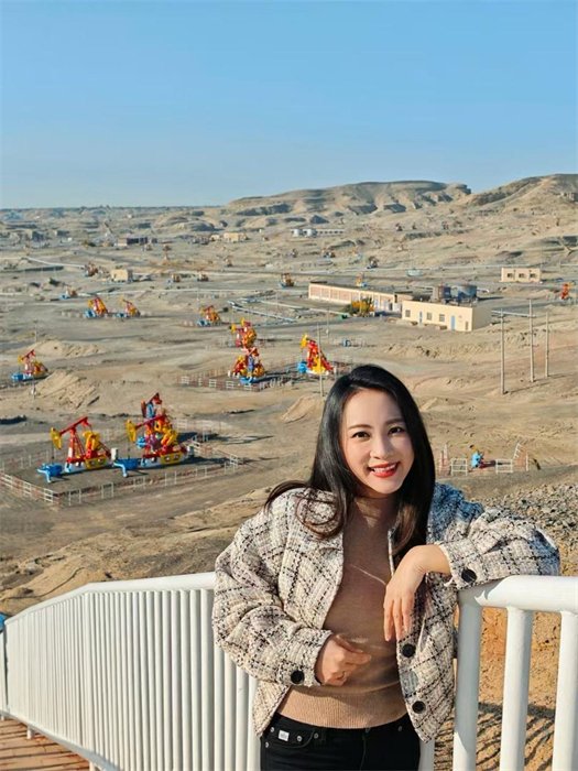 中泰文化推廣達(dá)人張愛玲參觀克拉瑪依百里油區(qū)。受訪者供圖