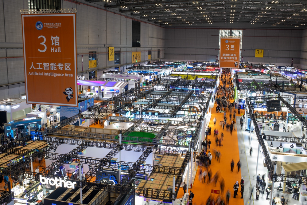 進博會聚焦新質生產(chǎn)力的特點更突出。人民網(wǎng)記者 翁奇羽攝