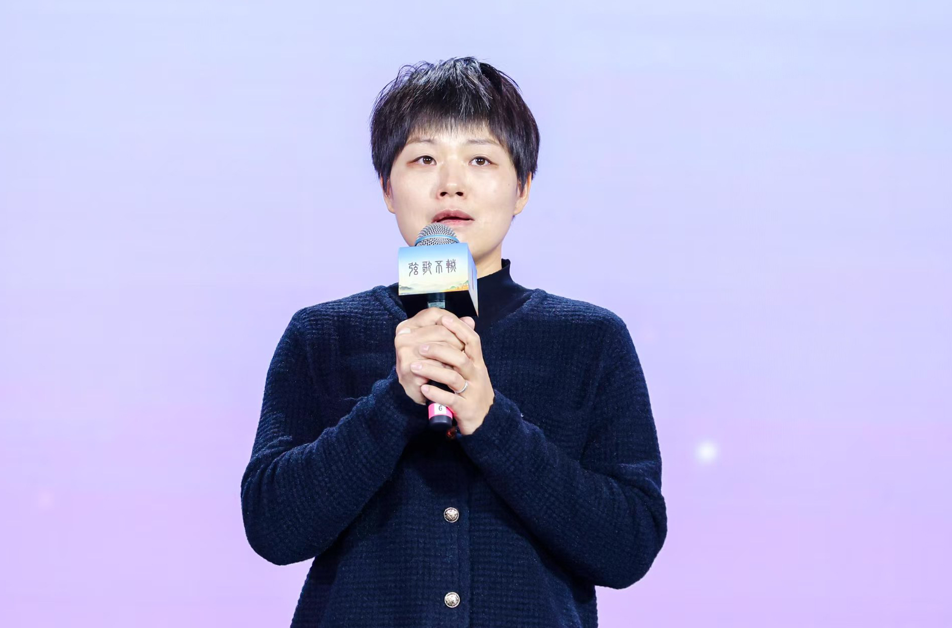 “中國(guó)好人”欒留偉妻子薛巧艷。人民視頻供圖。