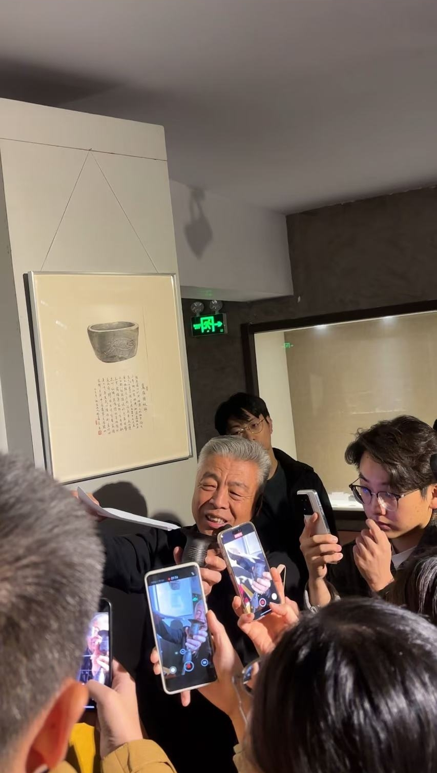 黑陶邢文化博物館館長(zhǎng)邢葆東展示兩張相疊的A4紙，向記者解釋此為杯口的厚度。