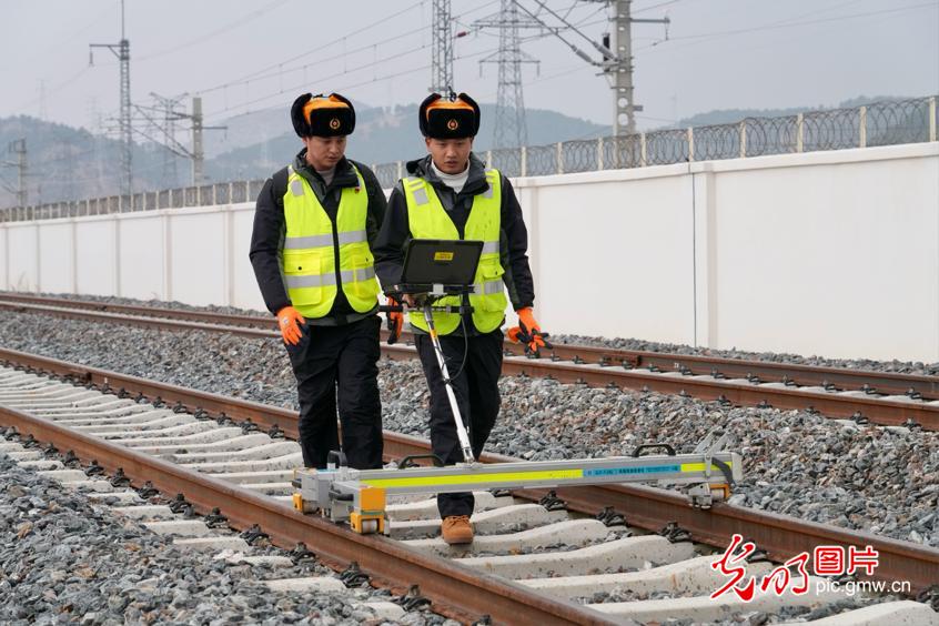 【發(fā)現(xiàn)最美鐵路】云端上的“毫米級(jí)”守護(hù)者——麗香鐵路養(yǎng)護(hù)工