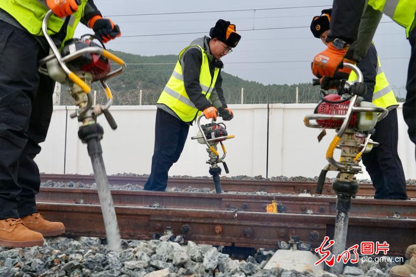 【發(fā)現(xiàn)最美鐵路】云端上的“毫米級(jí)”守護(hù)者——麗香鐵路養(yǎng)護(hù)工