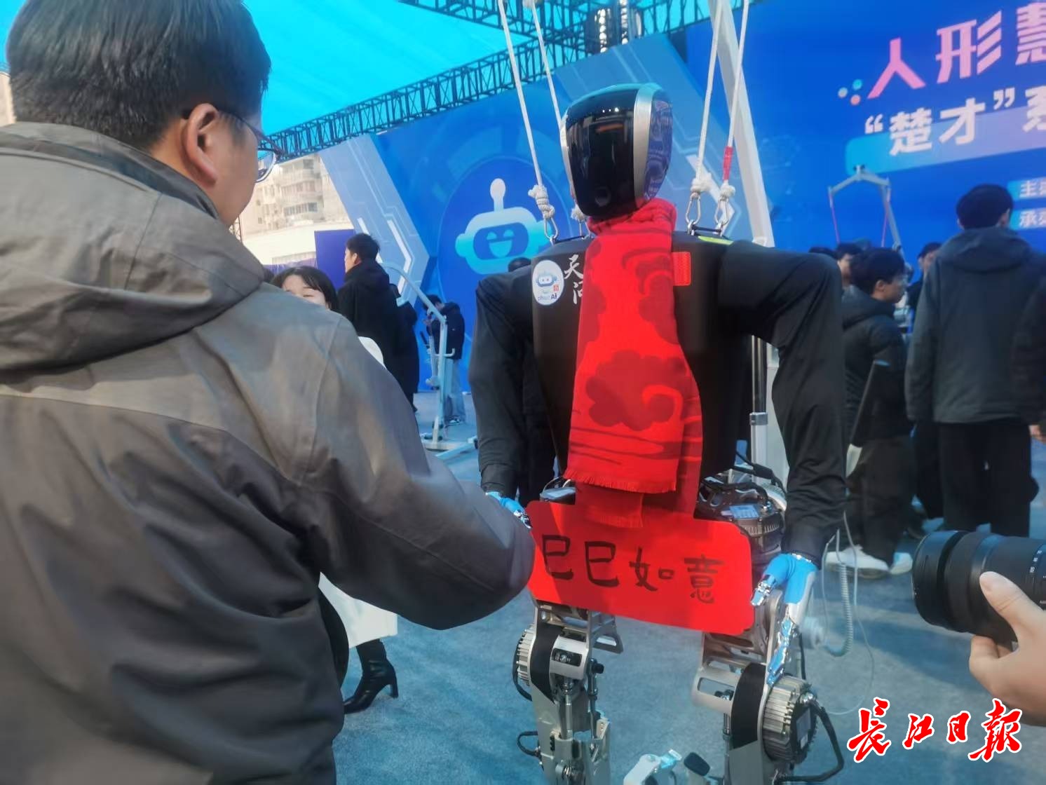 “天問(wèn)”人形機(jī)器人和參觀市民握手，互致新年快樂(lè)。 長(zhǎng)江日?qǐng)?bào)記者陳永權(quán) 攝