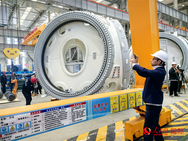 外媒記者參觀位于烏蘭察布察哈爾高新技術(shù)開發(fā)區(qū)的運(yùn)達(dá)風(fēng)電裝備制造廠房。人民網(wǎng) 楊春燕攝