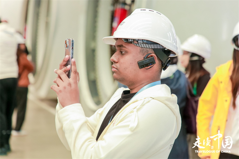 斐濟(jì)廣播公司記者尼基爾·庫馬爾（Nikhil Kumar）參觀運(yùn)達(dá)風(fēng)電裝備制造廠房。環(huán)球網(wǎng)供圖