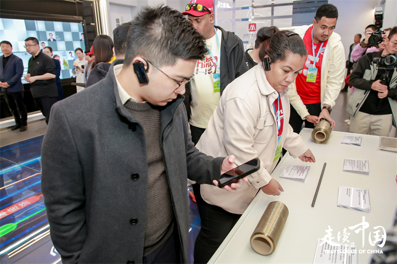 菲律賓《商業(yè)鏡報(bào)》蔡辰威（左）在烏蘭察布察哈爾高新技術(shù)開發(fā)區(qū)聽取講解。環(huán)球網(wǎng)供圖