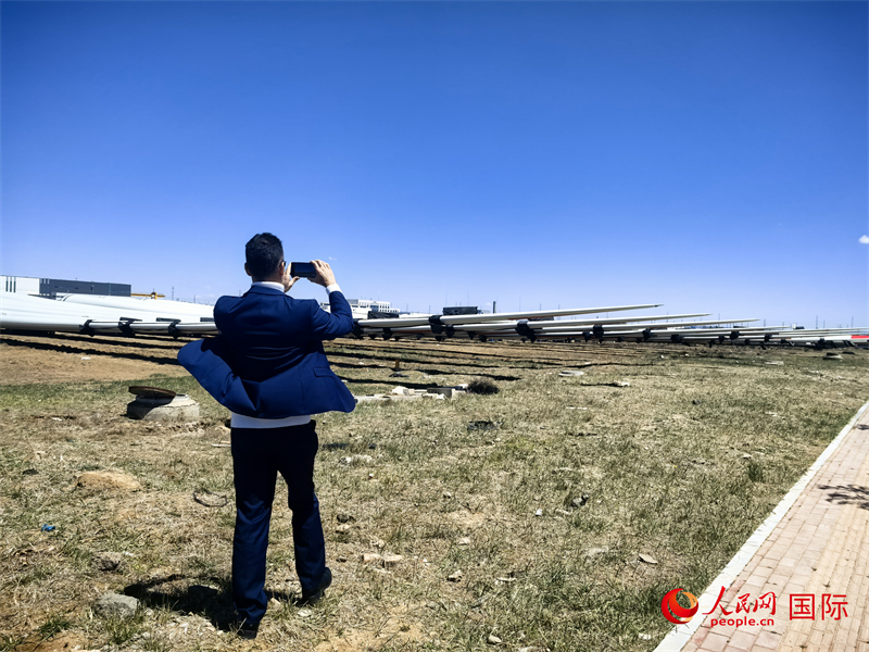 外媒記者拍攝廠房外的風(fēng)力渦輪發(fā)電機(jī)的巨型漿葉。人民網(wǎng) 楊春燕攝