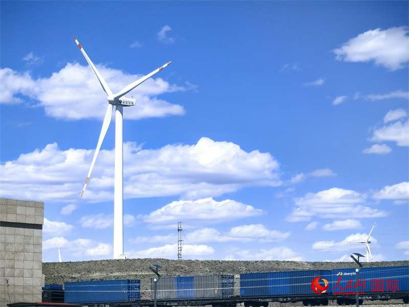 烏蘭察布烏蘭哈達(dá)火山附近的風(fēng)力渦輪發(fā)電機(jī)。人民網(wǎng) 楊春燕攝