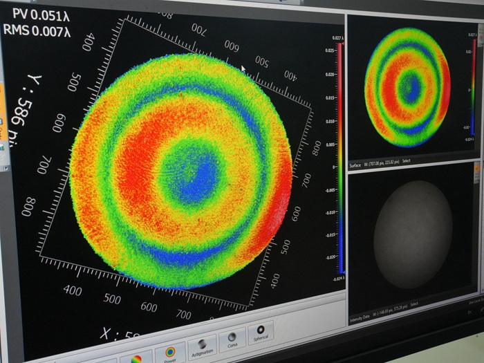 屏幕上清晰顯示著光學元器件的打磨程度。人民網(wǎng)記者 李洋攝