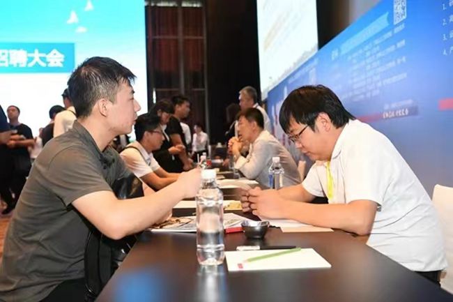 光電產(chǎn)業(yè)人才招聘會。人民網(wǎng)記者 李洋攝