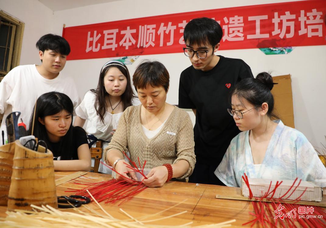 直播助農(nóng)、健康義診、扮靚街巷……青年學(xué)子暑期返鄉(xiāng)服務(wù)桑梓