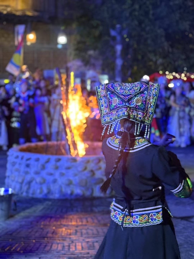 2025年7月，貴州烏江寨“萬人打跳夜”現(xiàn)場(chǎng)。受訪者供圖