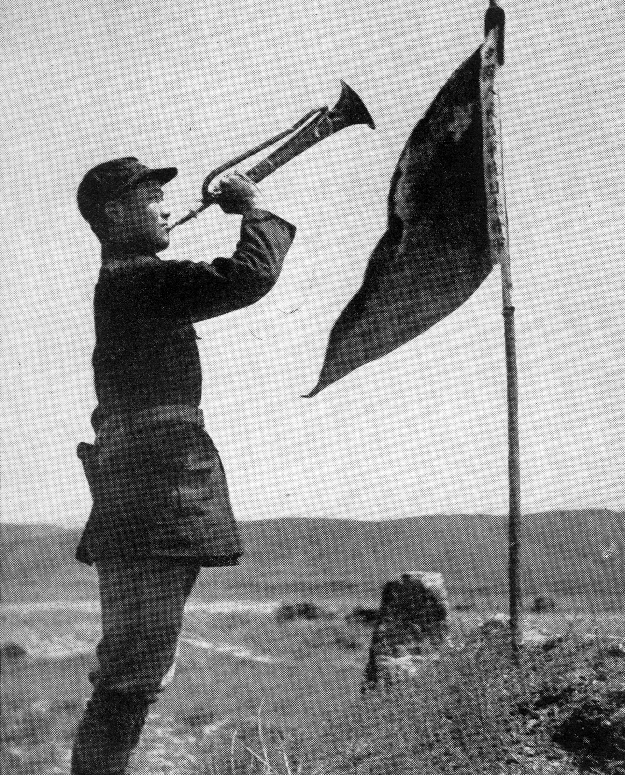 斯諾在預(yù)旺堡拍攝的紅軍司號(hào)員，他身邊的旗子上寫著“中國(guó)人民紅軍抗日先鋒隊(duì)”。