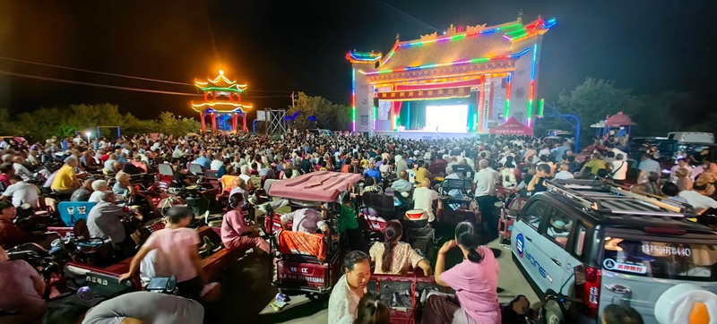 “戲曲進(jìn)鄉(xiāng)村”在吉安城村演出。姚二曼攝